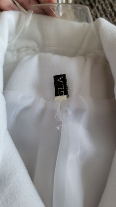 Біле пальто.