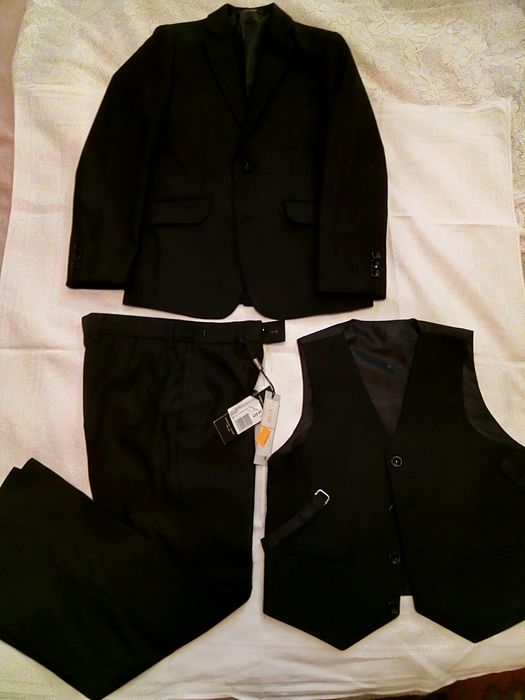 Костюм（тройка） на мальчика черного цвета , новый,
