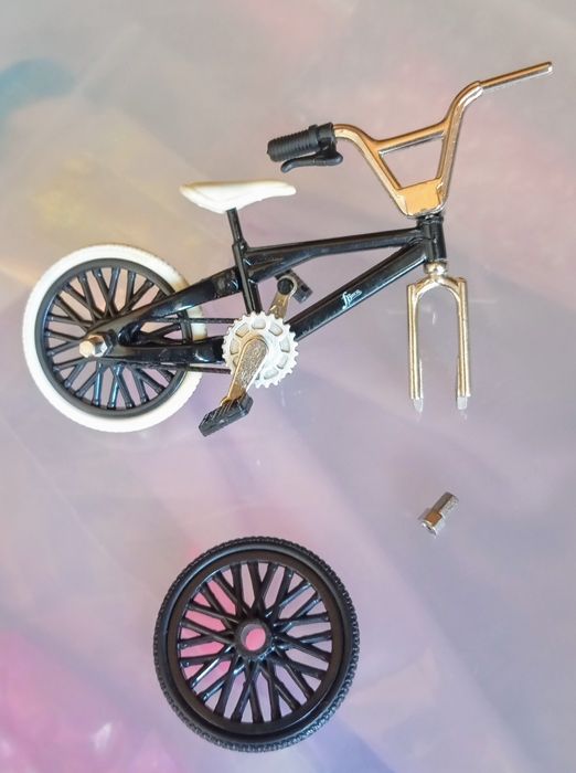 Bicicleta BMX miniatura 12cm para reaproveitar.
