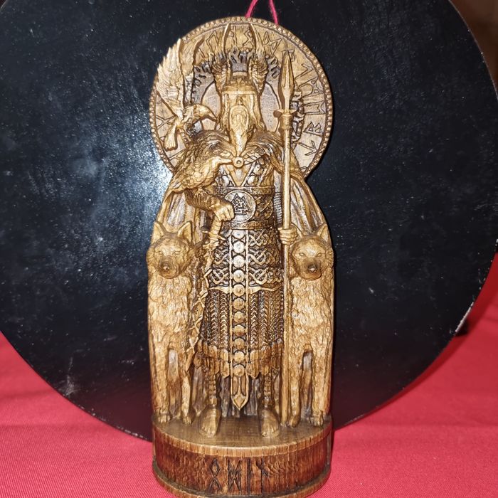 Статуэтка Один из дерева