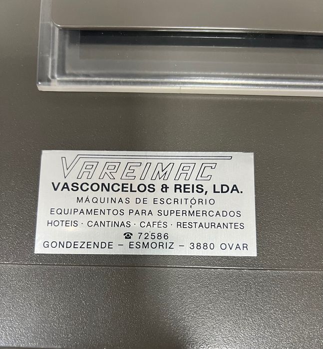 Máquina de escrever Sharp