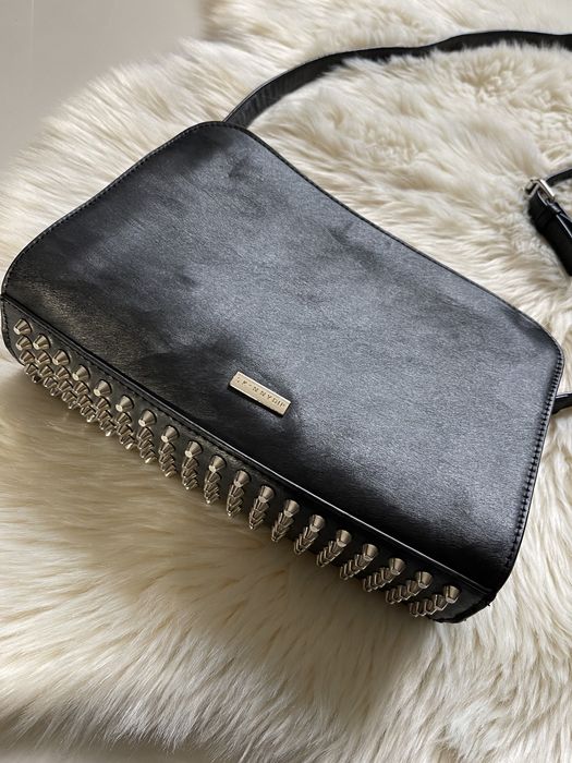 Czarna torebka z ćwiekami skinnydip