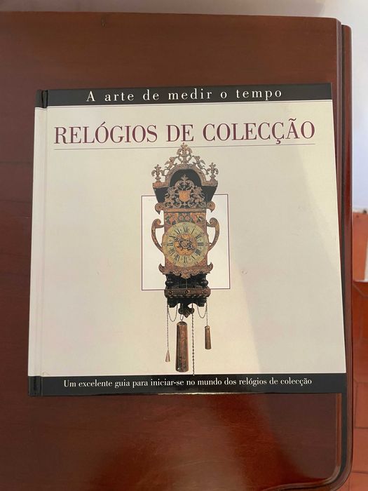 Colecção Completa de Miniaturas de Relógios com Vitrine em Madeira