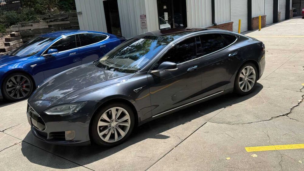 Tesla Model S P85D      2016
