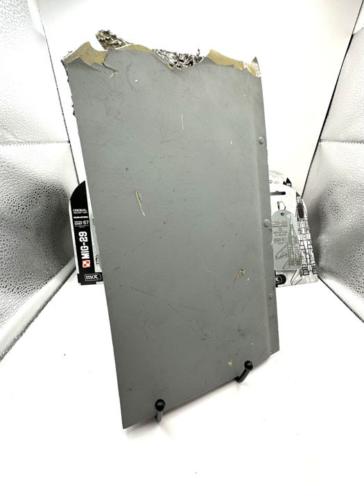 Szary element poszycia samolotu MiG-29 nb 67 z filtrem ulowym