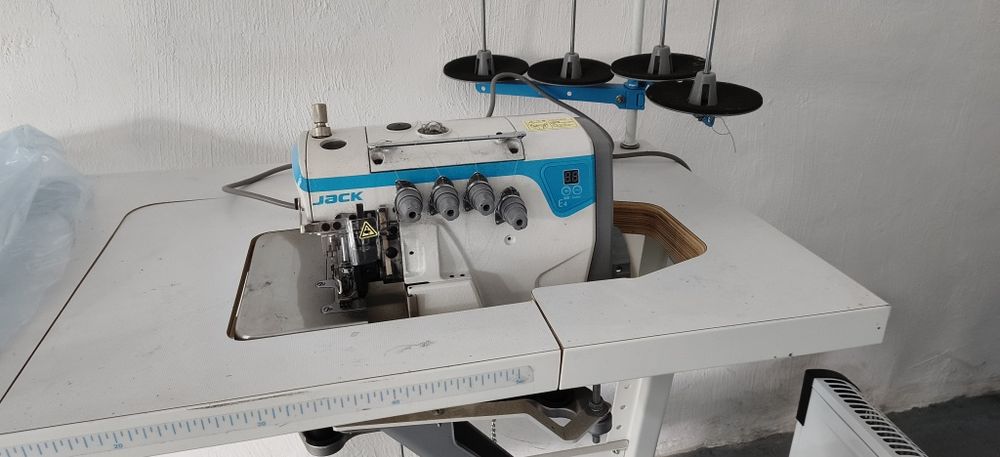 Overlock maszyna Jack e4