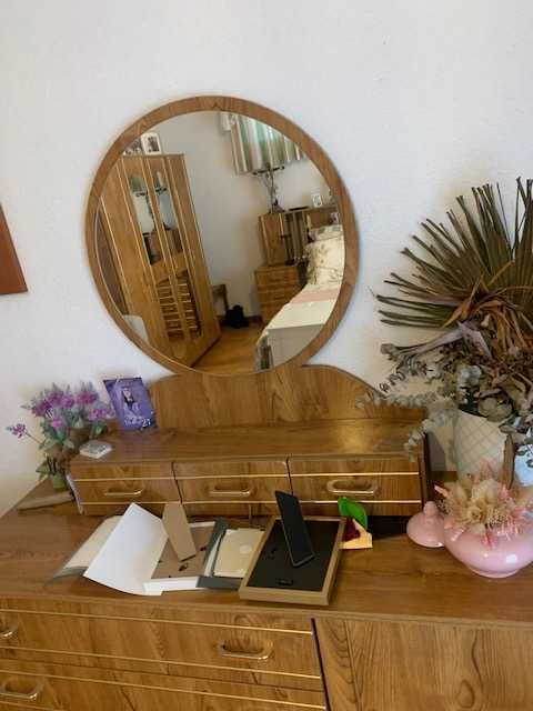 Quarto completo - cama com cabeceira, cómoda com espelho e mesinhas