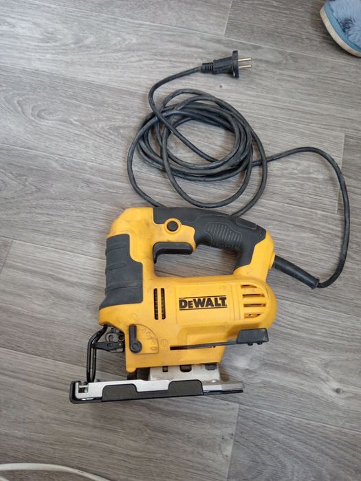 Електро лобзик фирма DeWALT
