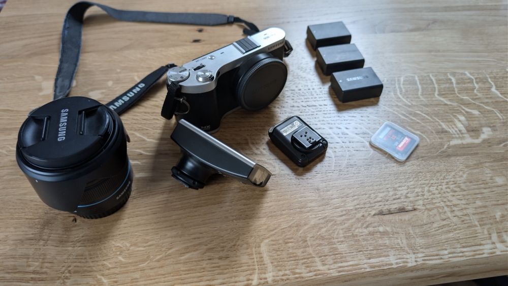 Samsung nx 300 + dwie lampy + obiektyw to