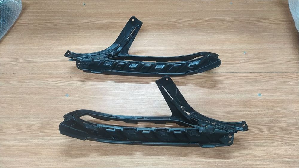 Audi Q7 4m0 кріплення воздуховод переднього бампера