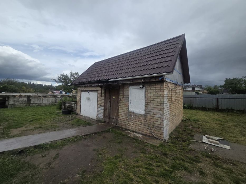Будинок з великою ділянкою землі.