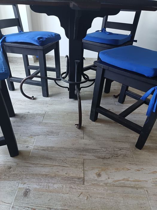 Vendo mesa com cadeiras