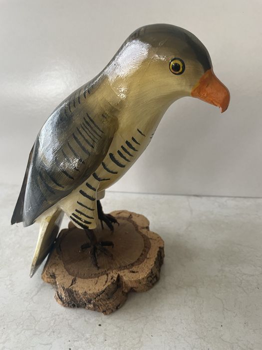 Águia com base em madeira