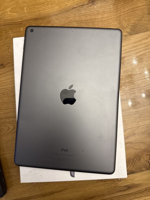 iPad 9. generacji 64 GB + pokrowiec + pudełko + ładowarka