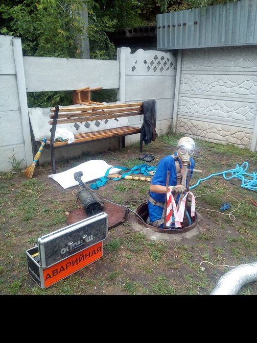 Чистка каналізації. Спеціалізована промивка труб каналізації водою.