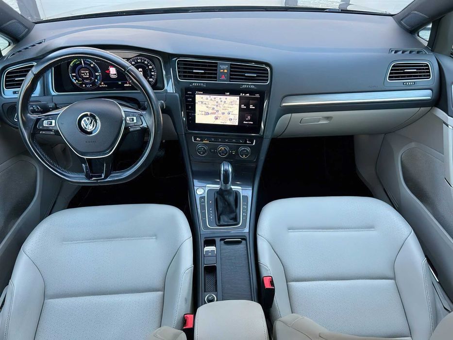 Volkswagen e-Golf      2018