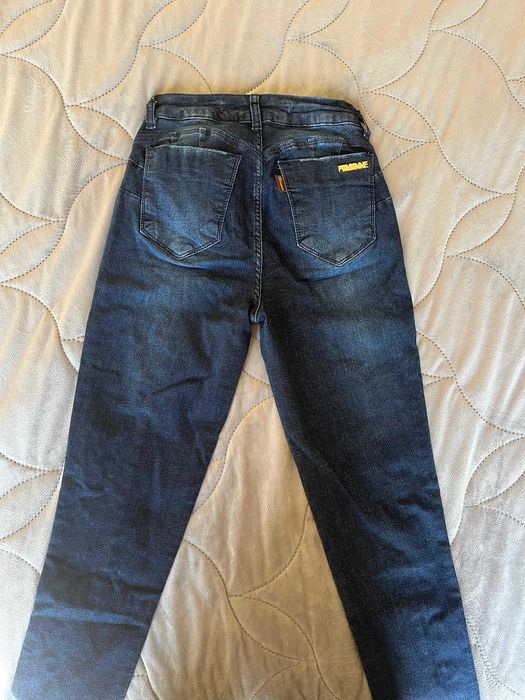 Femenne jeans booty-lifting effrct