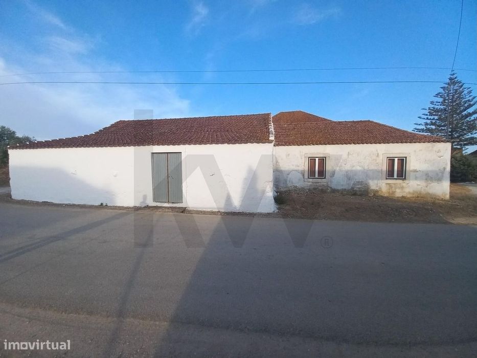 Baixa de Preço: 215k por uma Moradia com História e Grande Potencial a