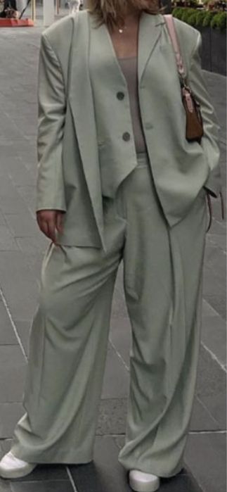 Костюм брючний молочно - сірий