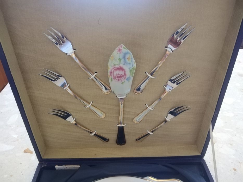 Prato em porcelana mais acessorios