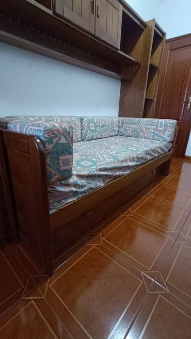 Estúdio com sofá cama armário com prateleiras
