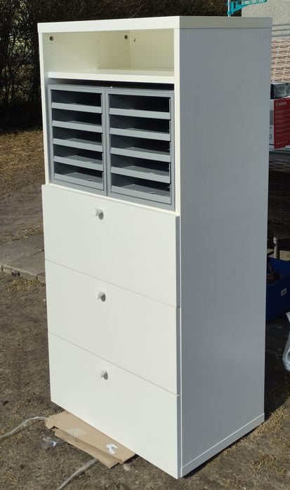 Biały regał z organizerem