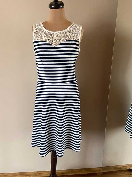 Rozkloszowana sukienka paski koronka 42 44 tekstura plus size +size