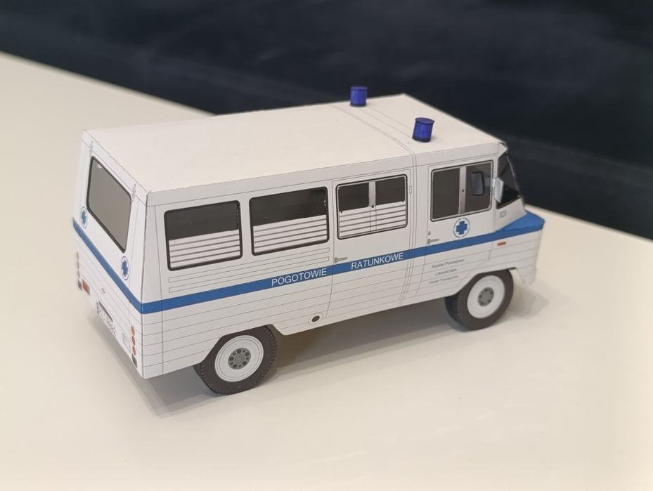 Karetka ratunkowa ambulans Żuk FSO legendy PRL model kartonowy-  resor