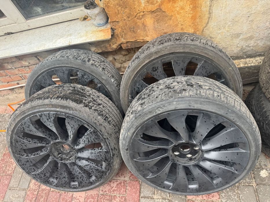 Оригінальні диски + шини Tesla Model Y Uberturbine R21