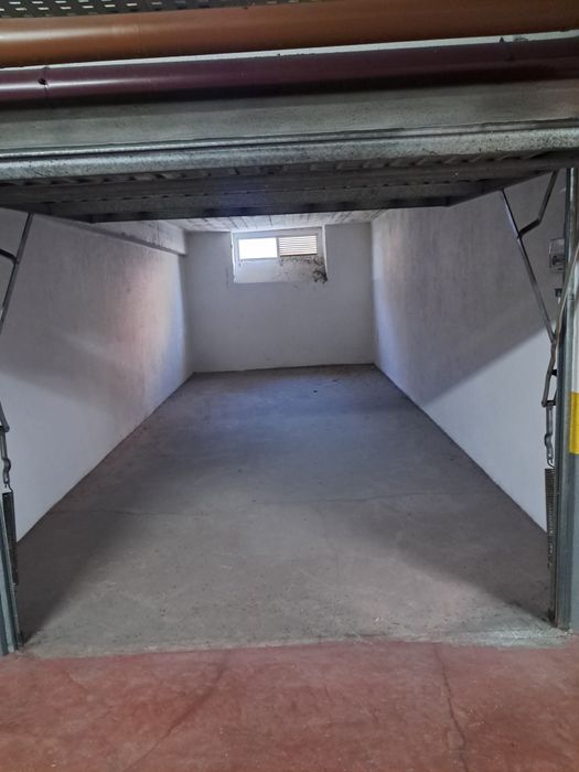 ALUGUER GARAGEM BOX  de  20 m2 a 25 m2 Agualva-Cacém 250€/ Mês