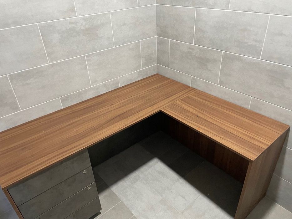 Кутовий офісний стіл з шухлядами