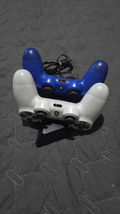 PS4 Pro + 2 Comandos + 7 Jogos + Base de Carregamento