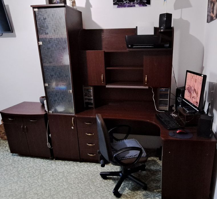 Комп'ютерний стіл.