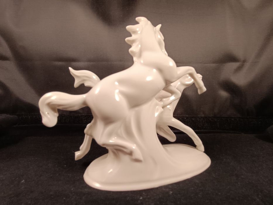 Konie w galopie figurka porcelana gdr