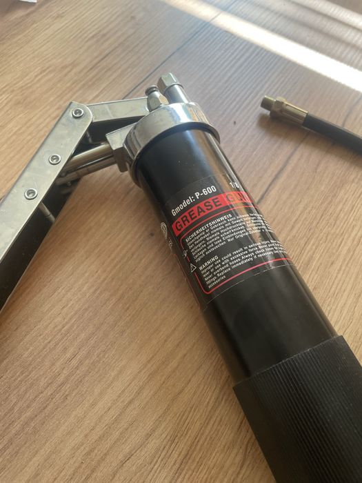 Smarownica ręczna 600ml dwutłokowa Tomimet
