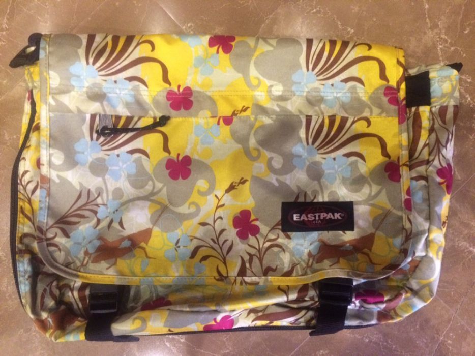 mochila eastpak amarela grande