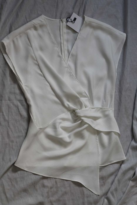 Blusa silhueta assimétrica com detalhe de nó