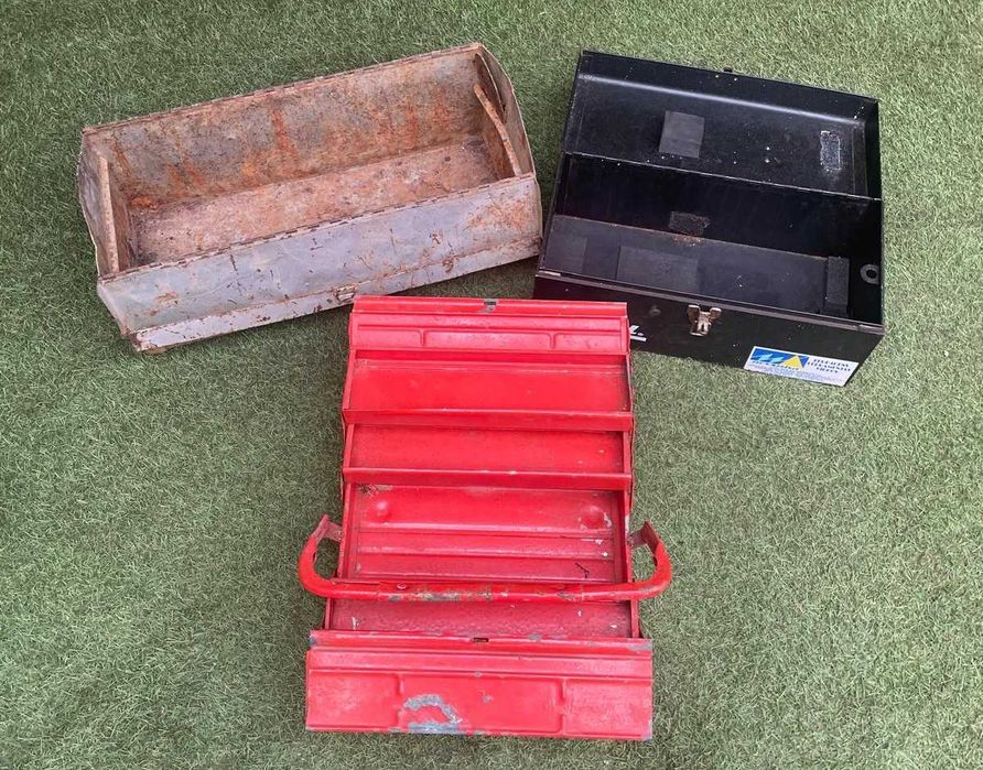 Caixas de ferramenta antigas em metal