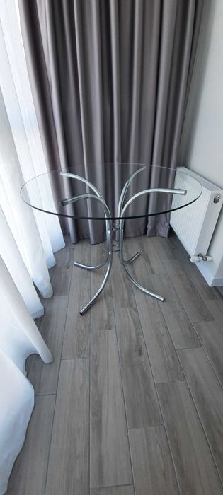 Скляний круглий стіл