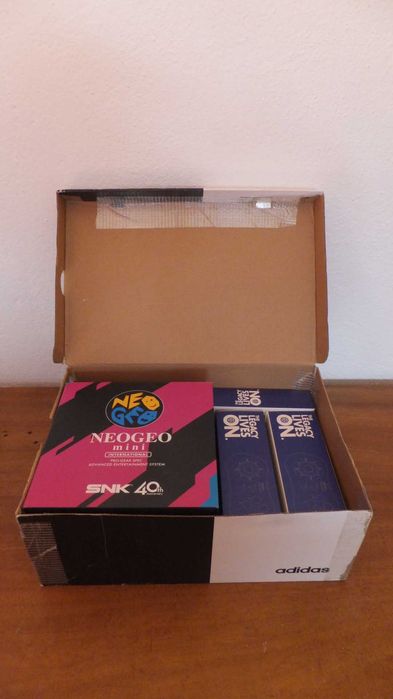 SNK NEO GEO Mini • Consola Arcade Retro (+ 2 comandos + cabo HDMI)