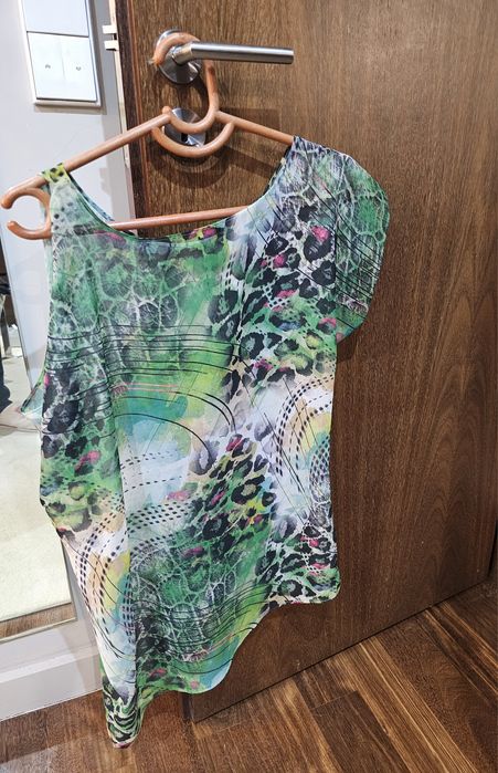 Blusa sem manga e assimétrica