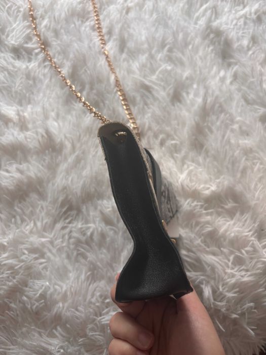 Mala de Tiracolo Preta com Padrão Cobra e Corrente Dourada