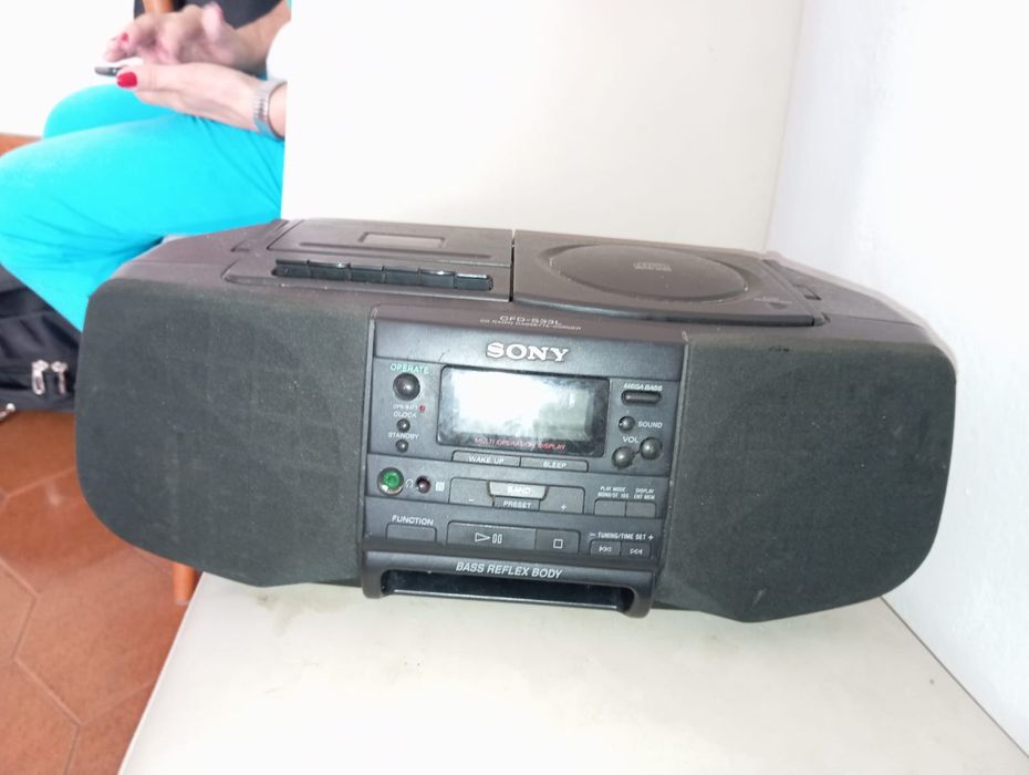 Vendo rádio de música da para por CDs e cassete