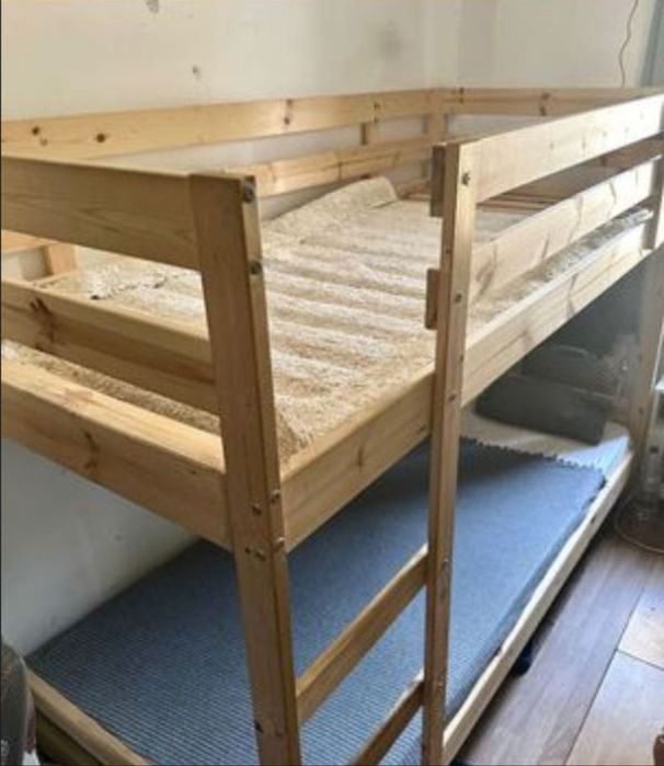 Beliche de madeira clara Ikea