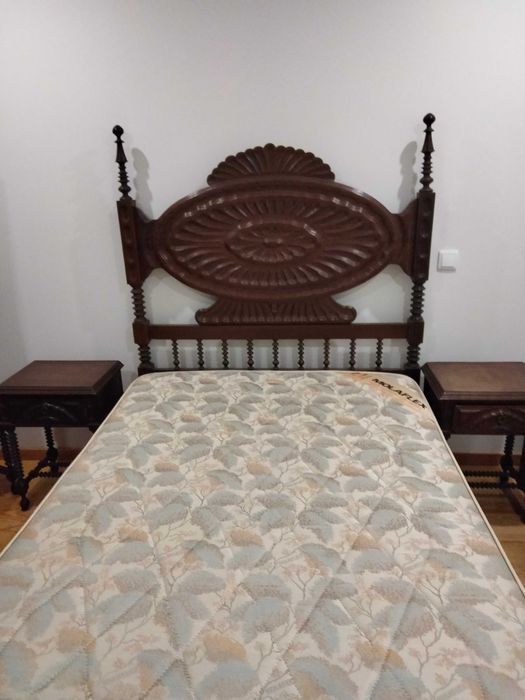 Quarto completo em madeira maciça com design clássico