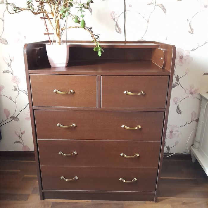 Комод та прикроватні тумби