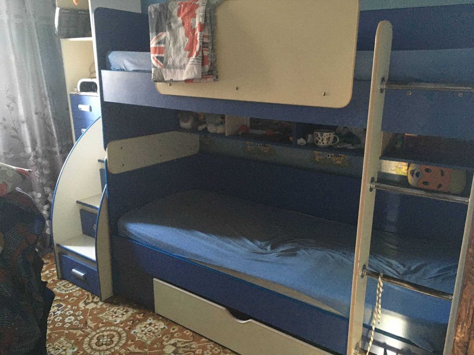 Продам двухъярусную кровать с матрасами