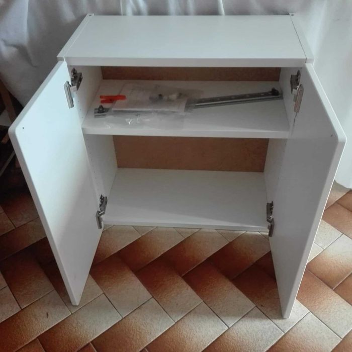 Vendo móvel / armário com prateleiras NOVO