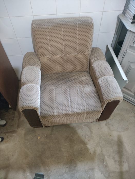 Sofá de estar antigo em bom estado.