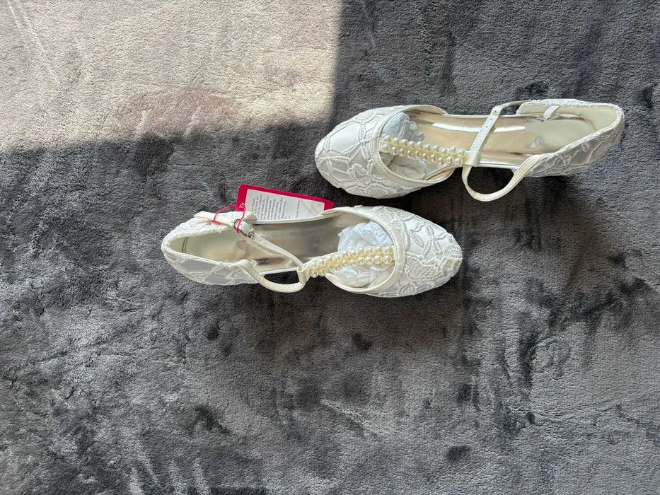 Sapatos de Cerimónia/Noiva com Renda e Pérolas – Novos